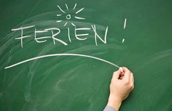 Wandtafel auf der 'Ferien' steht